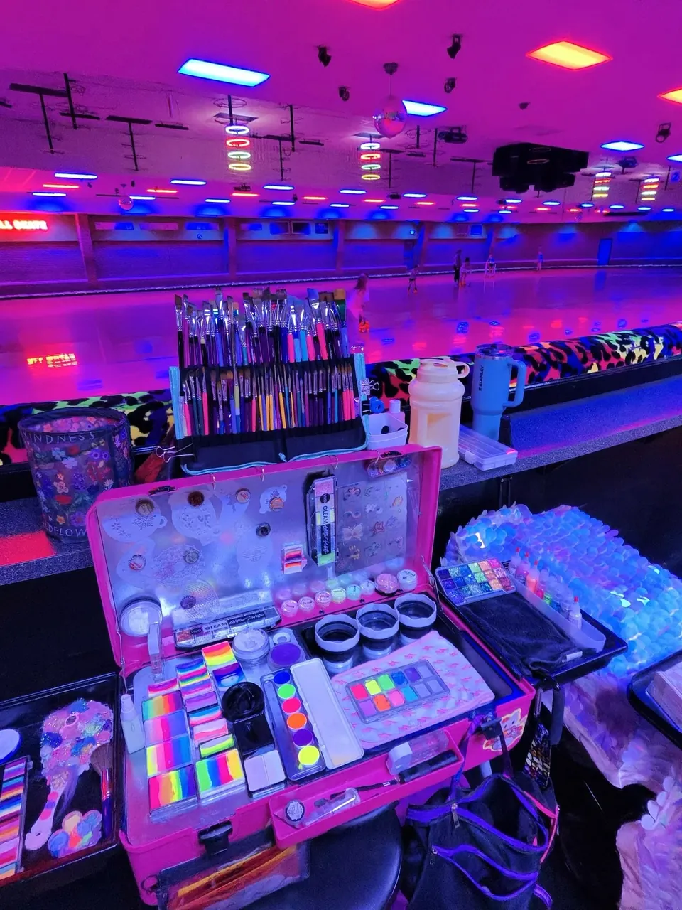 Goldilocks Facepaints face painting setup